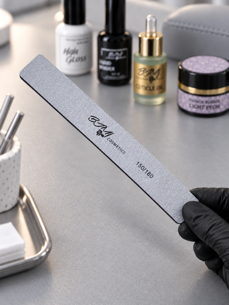 BJM Cosmetics dildė S3 150/180 grit, laikoma rankoje su juoda pirštine